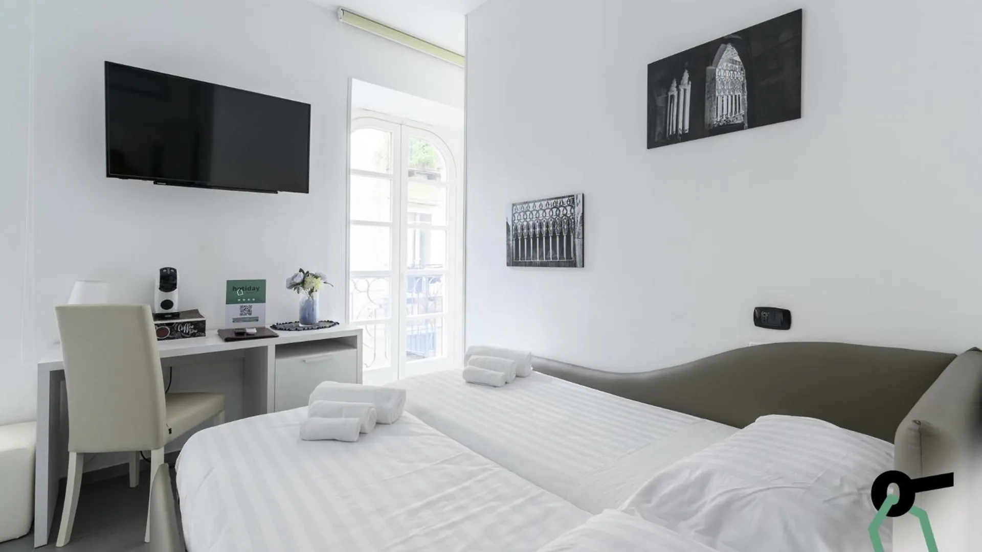 Hotiday Room Collection - Napoli Duomo Aparthotel