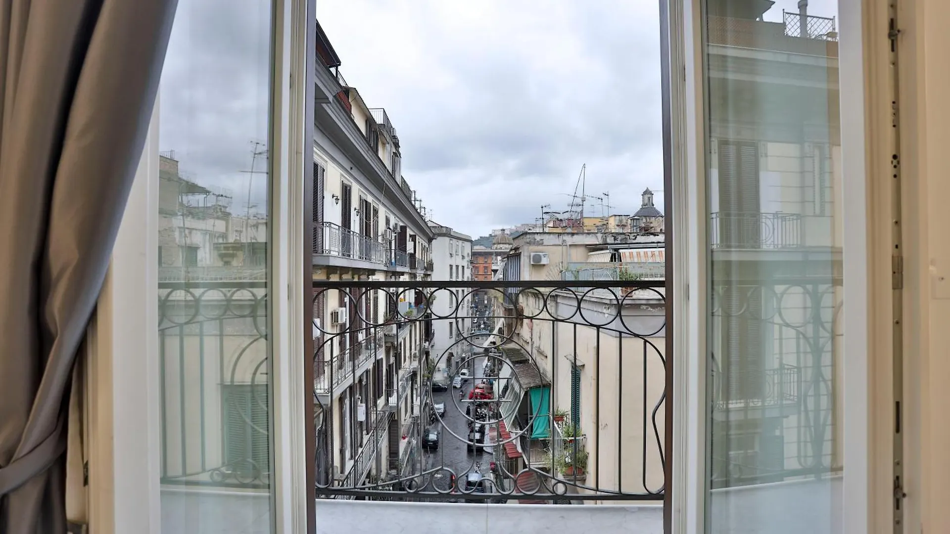 Hotiday Room Collection - Napoli Duomo 0*, Naples Italy