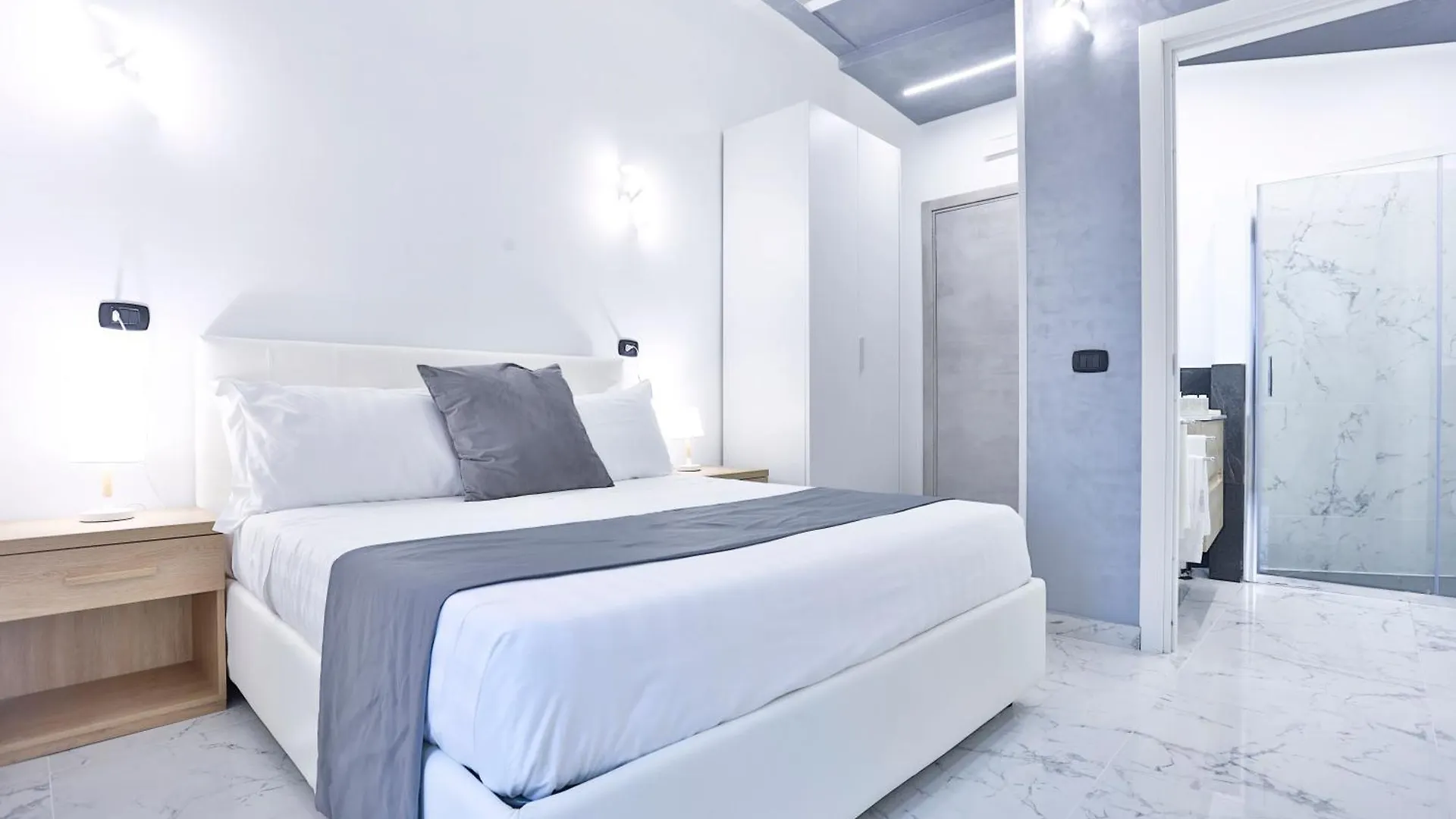Hotiday Room Collection - Napoli Duomo 0*, Naples Italy