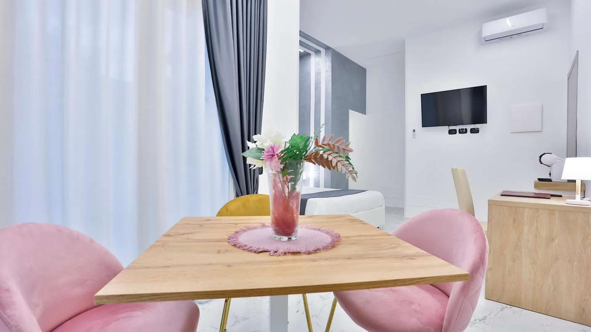Aparthotel Hotiday Room Collection - Napoli Duomo