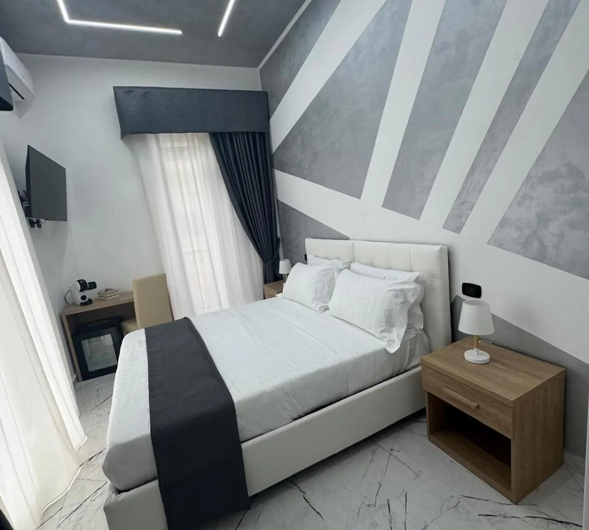 Hotiday Room Collection - Napoli Duomo Aparthotel
